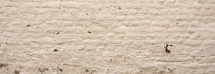 Eine weiß gestrichene Backsteinmauer